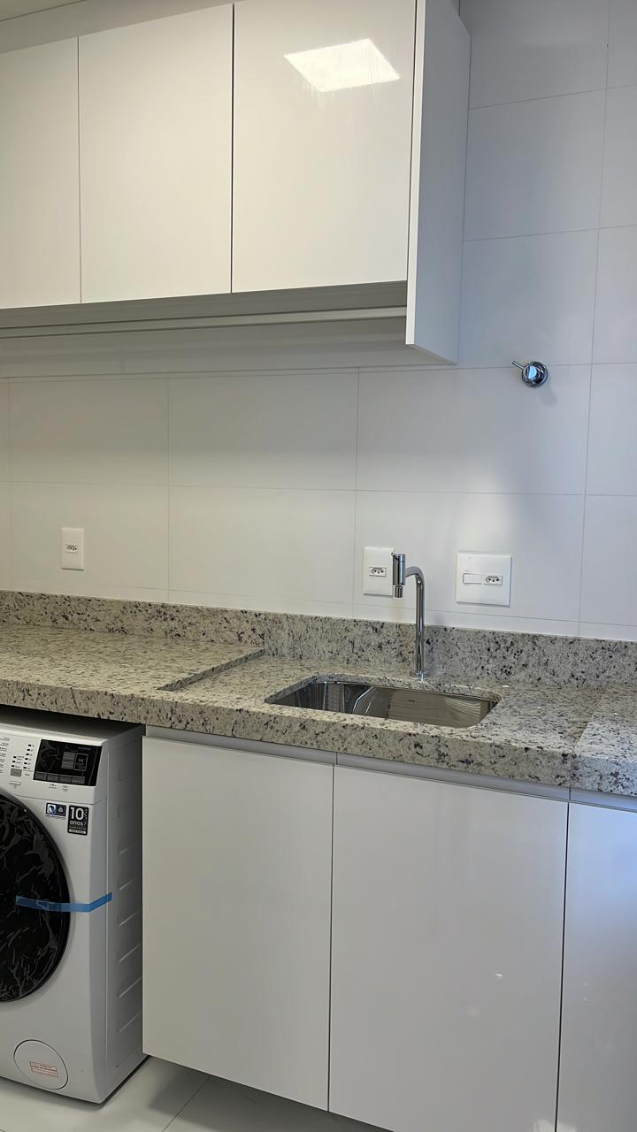 Andar alto no Beach Village Residence