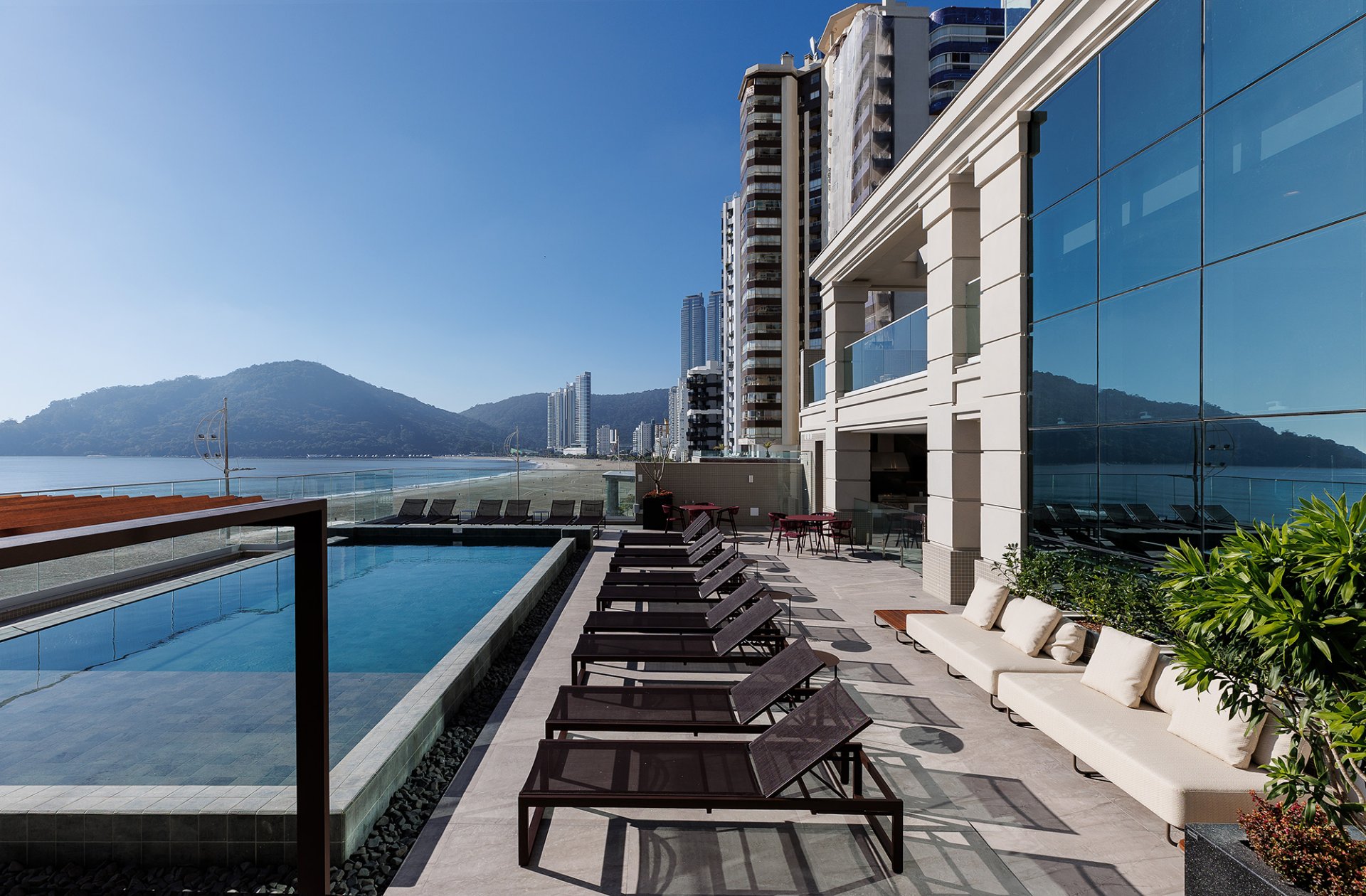 aurora-piscina-externa-6-ba8870c0-90b9-493e-be10-74e3f3117ec8.jpg