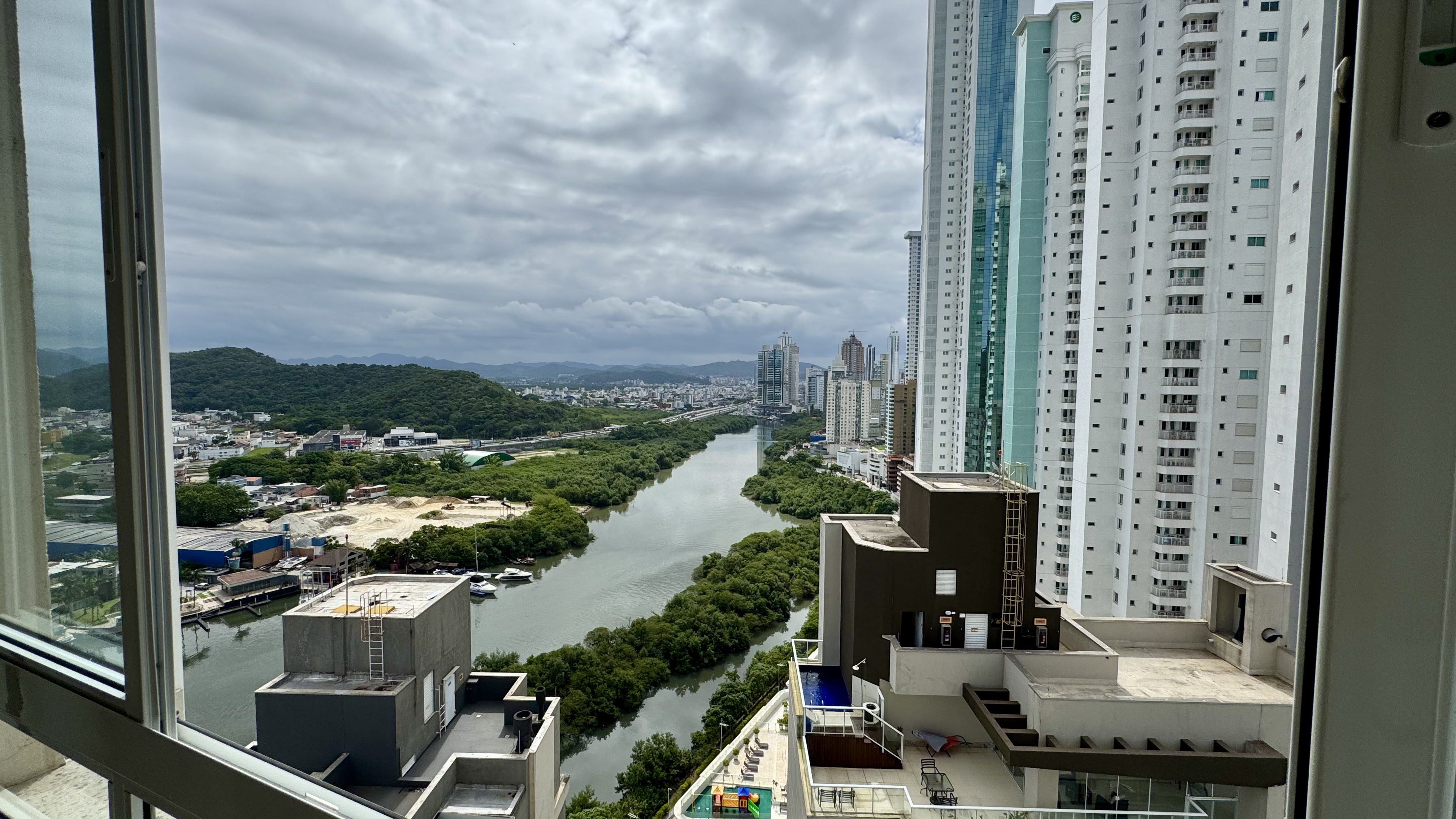 locacao-apartamento-quadra-mar-3-suites-holambra-residence-balneario-oppo-imoveis