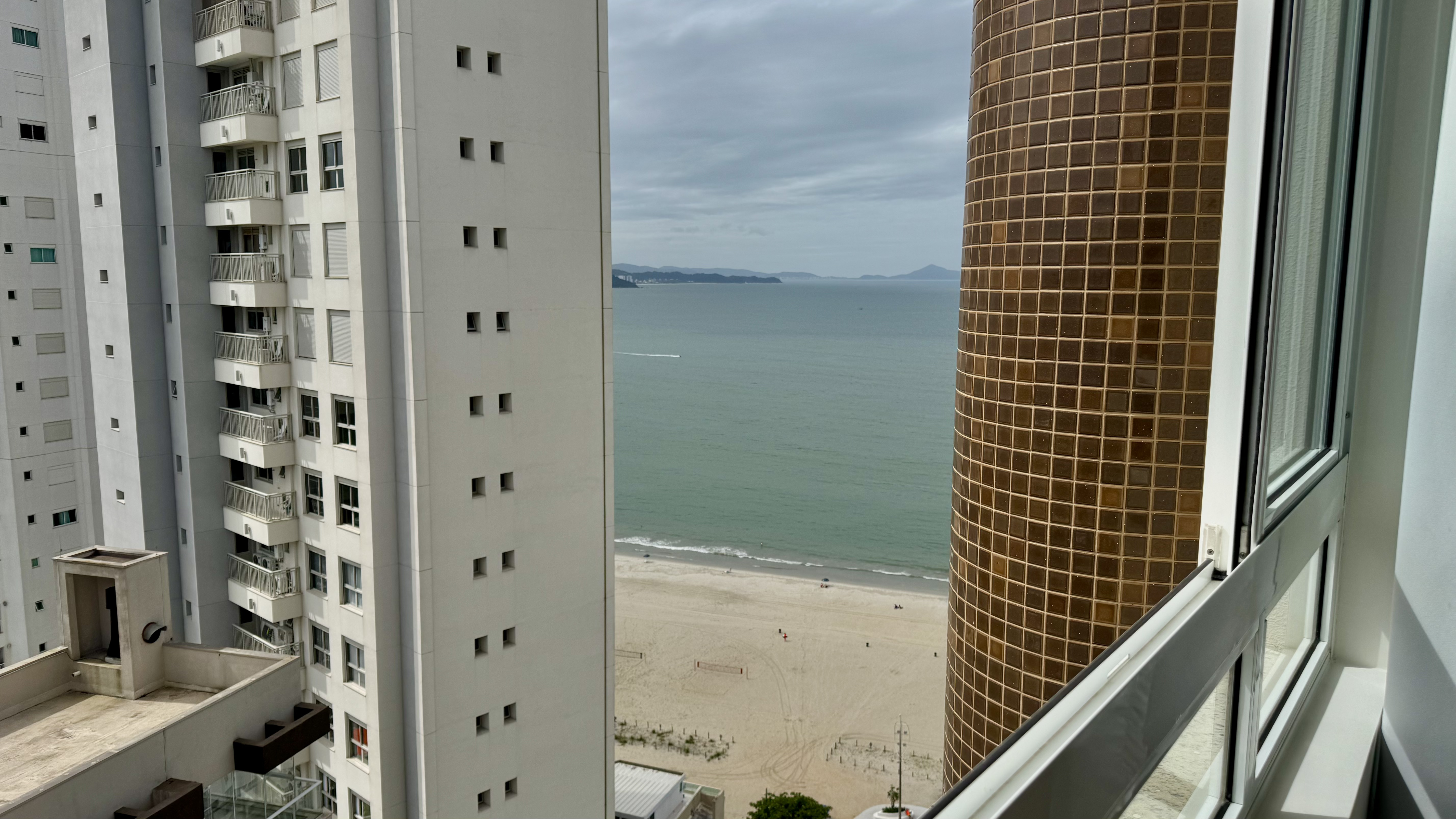 locacao-apartamento-quadra-mar-3-suites-holambra-residence-balneario-oppo-imoveis