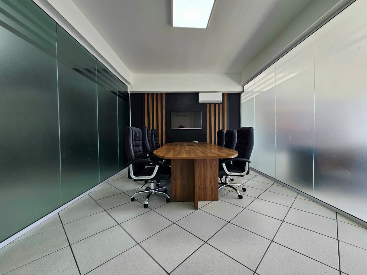 locação-sala-comercial-mobiliada-300m-itajai-oppo-imoveis
