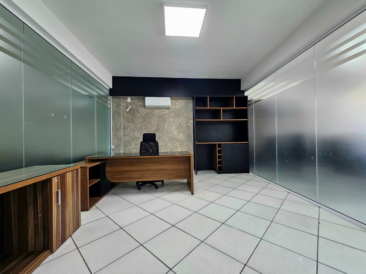 locação-sala-comercial-mobiliada-300m-itajai-oppo-imoveis