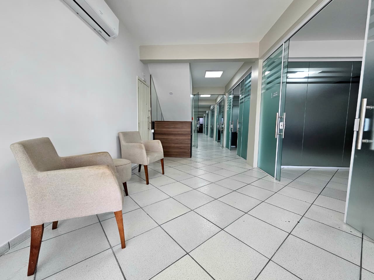 locação-sala-comercial-mobiliada-300m-itajai-oppo-imoveis