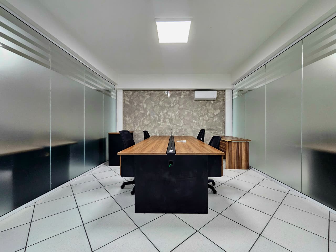 locação-sala-comercial-mobiliada-300m-itajai-oppo-imoveis