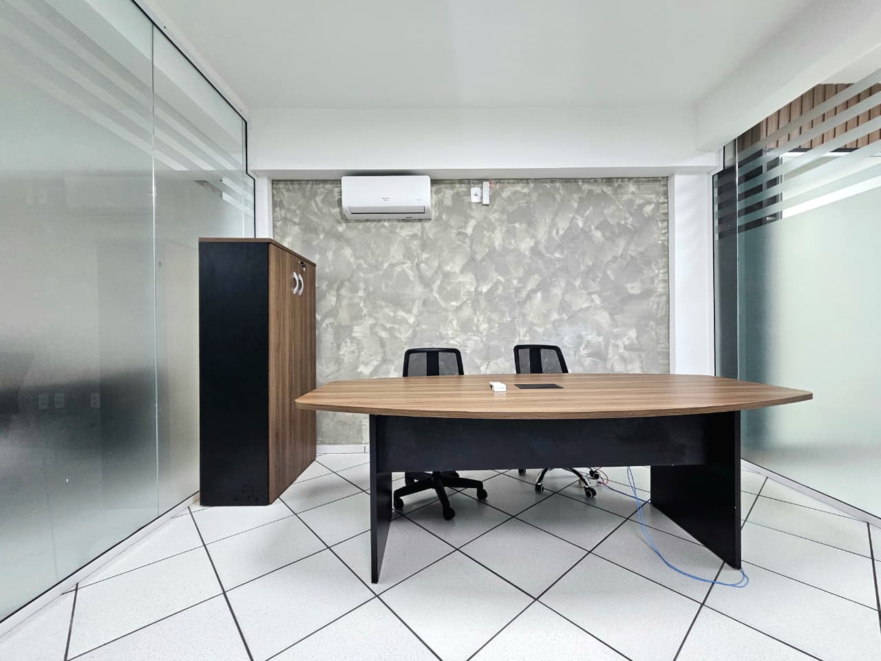 locação-sala-comercial-mobiliada-300m-itajai-oppo-imoveis