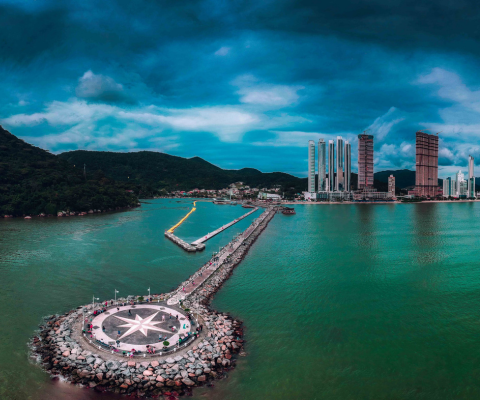 Por que Balneário Camboriú se tornou o novo polo do mercado imobiliário de luxo no Brasil